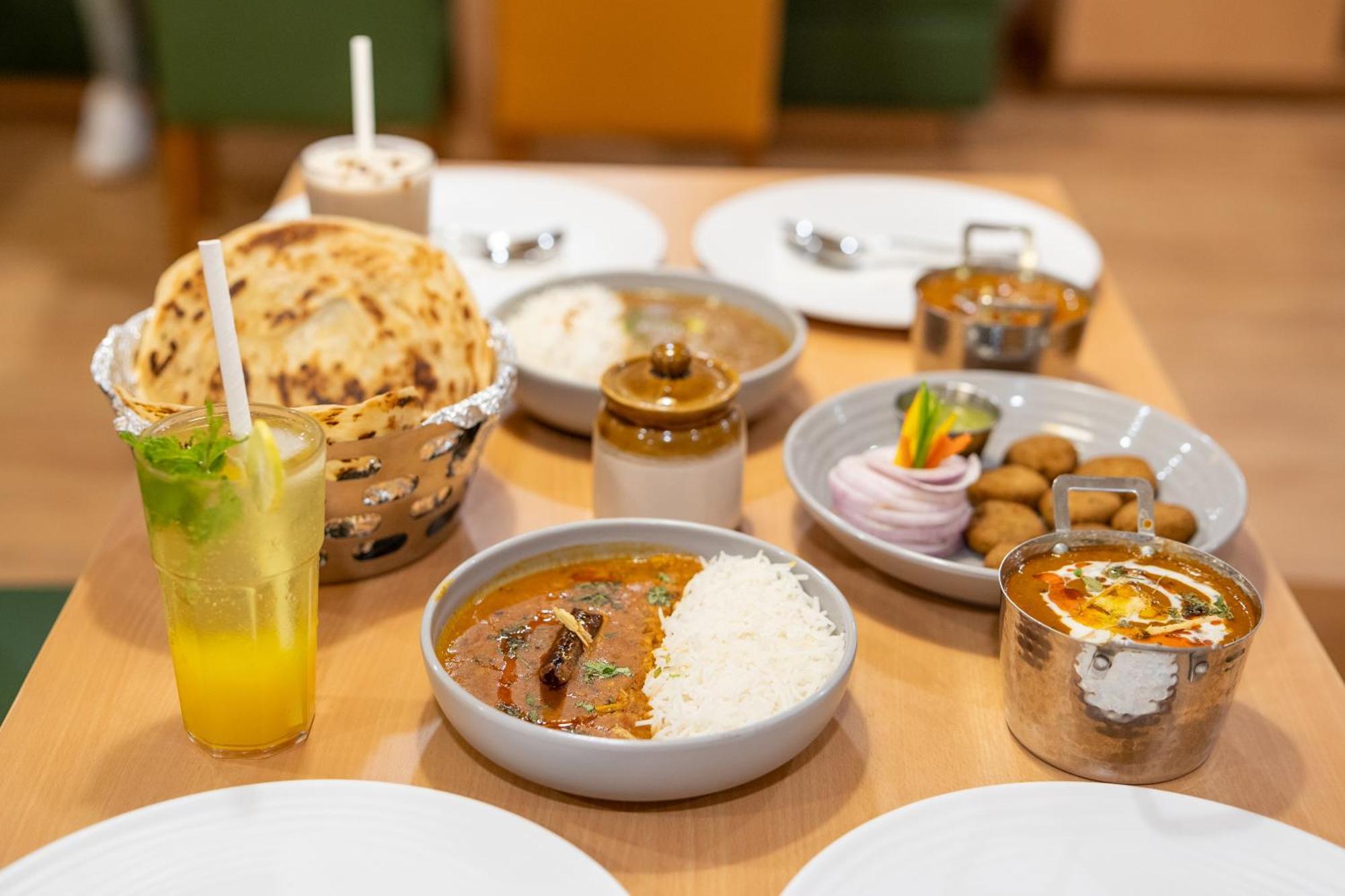 Bloom Hotel - Cr Park New Delhi Bagian luar foto