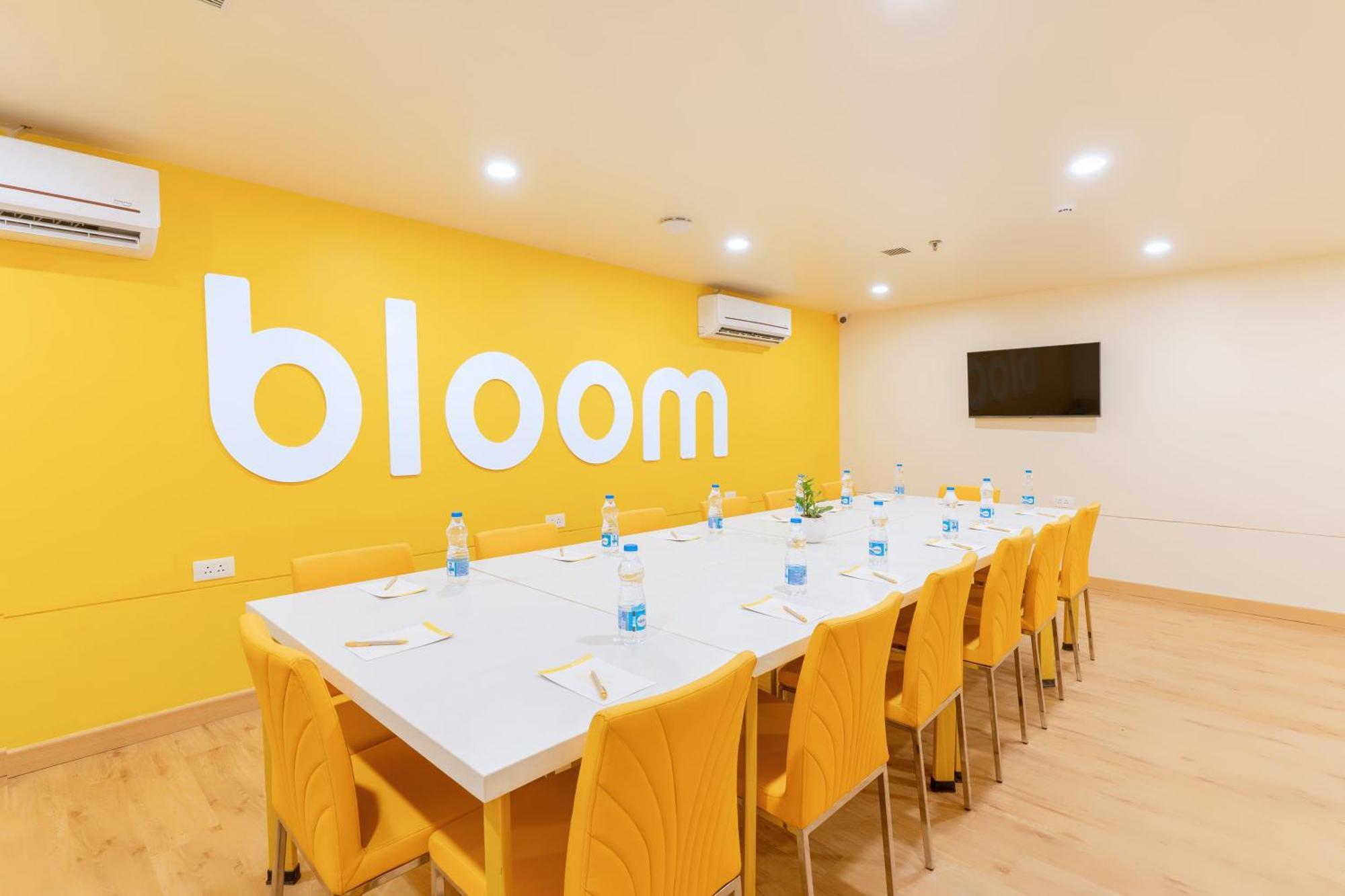 Bloom Hotel - Cr Park New Delhi Bagian luar foto