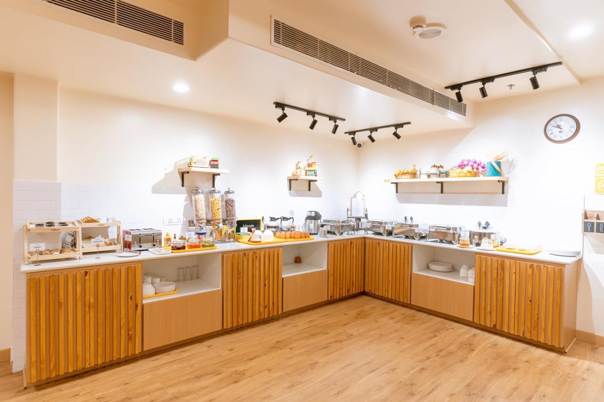 Bloom Hotel - Cr Park New Delhi Bagian luar foto